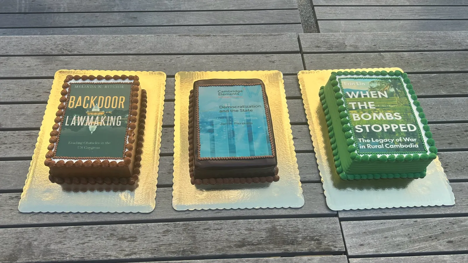 Book Cakes